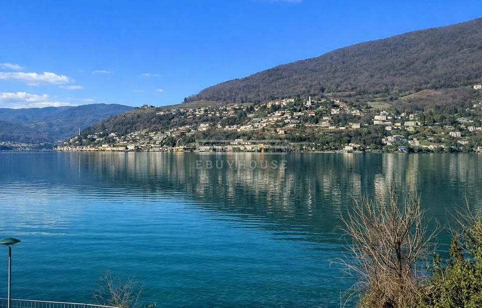 Villa de design dans une position unique avec vue lac à couper le souffle et débarcadère