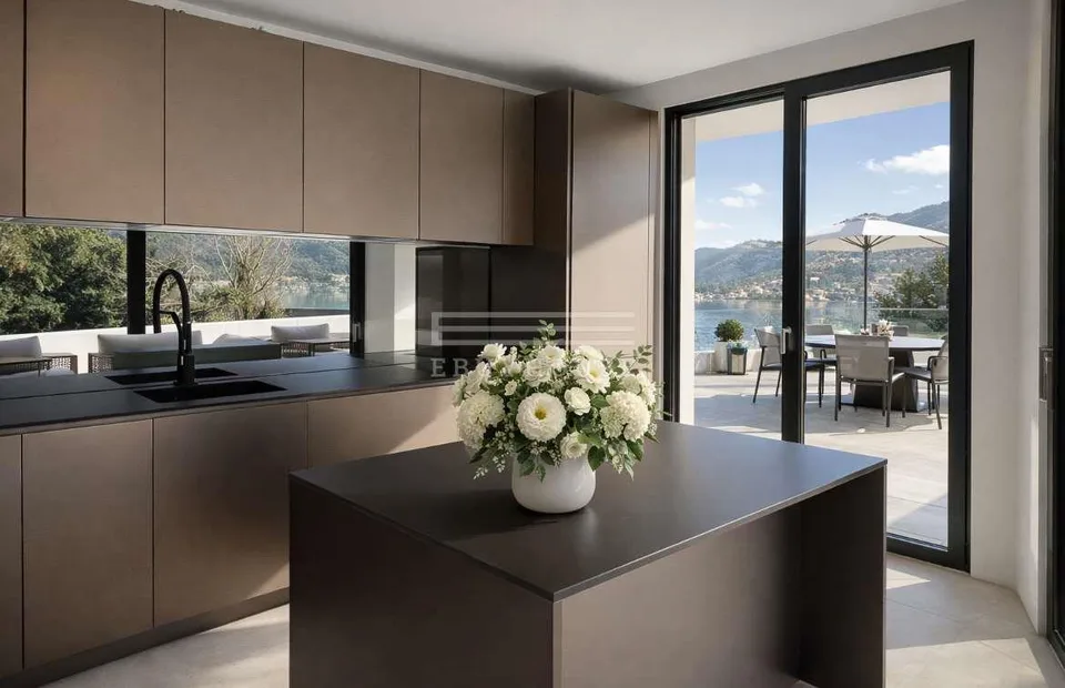 Villa de design dans une position unique avec vue lac à couper le souffle et débarcadère