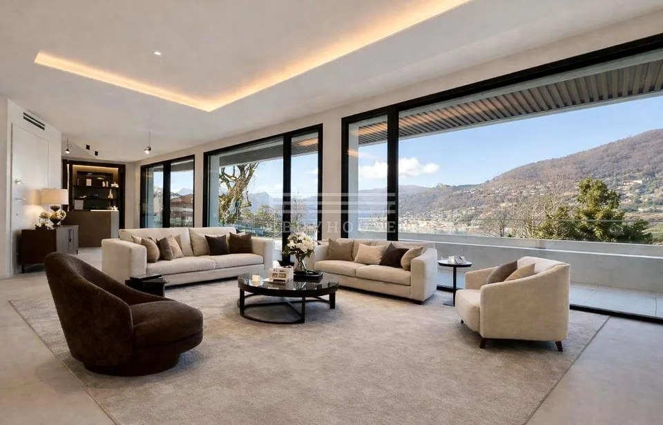 Villa de design dans une position unique avec vue lac à couper le souffle et débarcadère