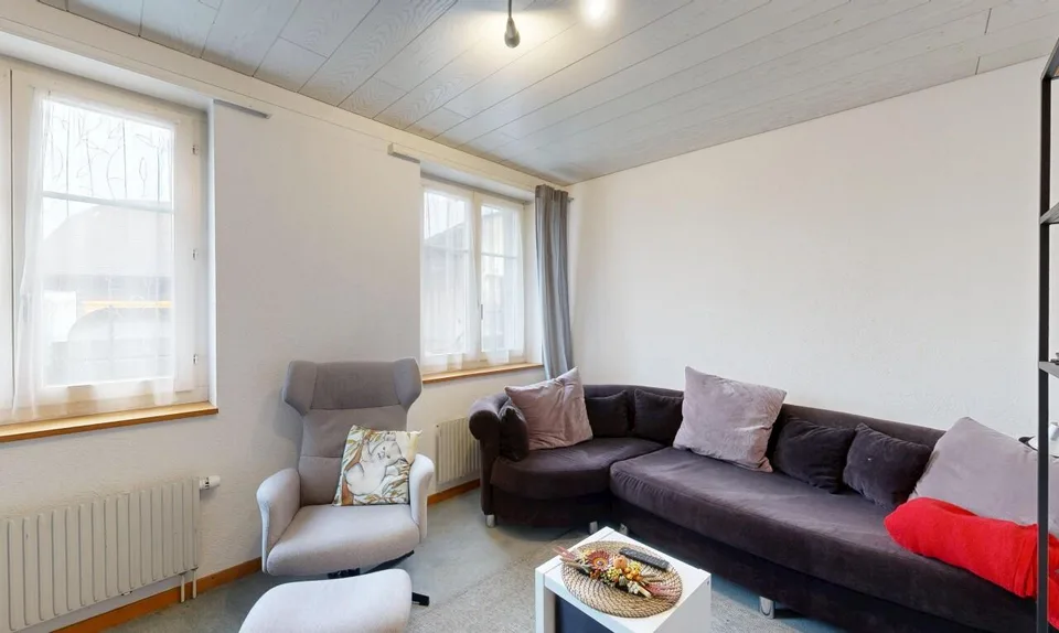 Charmantes Zweifamilienhaus mit Potenzial in Kappelen – Foto 9 von 19