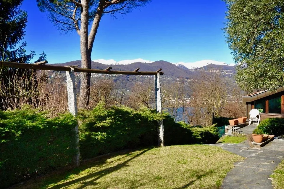 Villa tradizionale con vista lago di Lugano in vendita a Montagnola