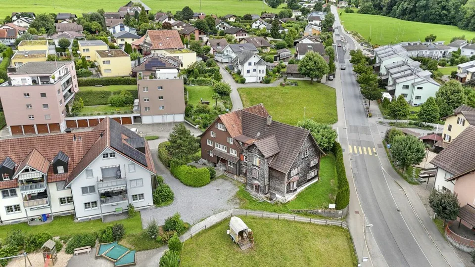 6.5 ZIMMER DOPPELEINFAMILIENHAUS MIT GROSSEM GARTEN UND EINLIEGERWOHNUNG – Foto 24 von 27