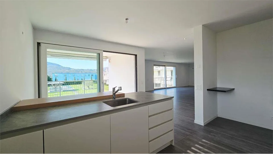 CASLANO - GROßZÜGIGES 6.5 ZIMMER-WOHNUNG MIT SCHWIMMBAD ZUM VERKAUF