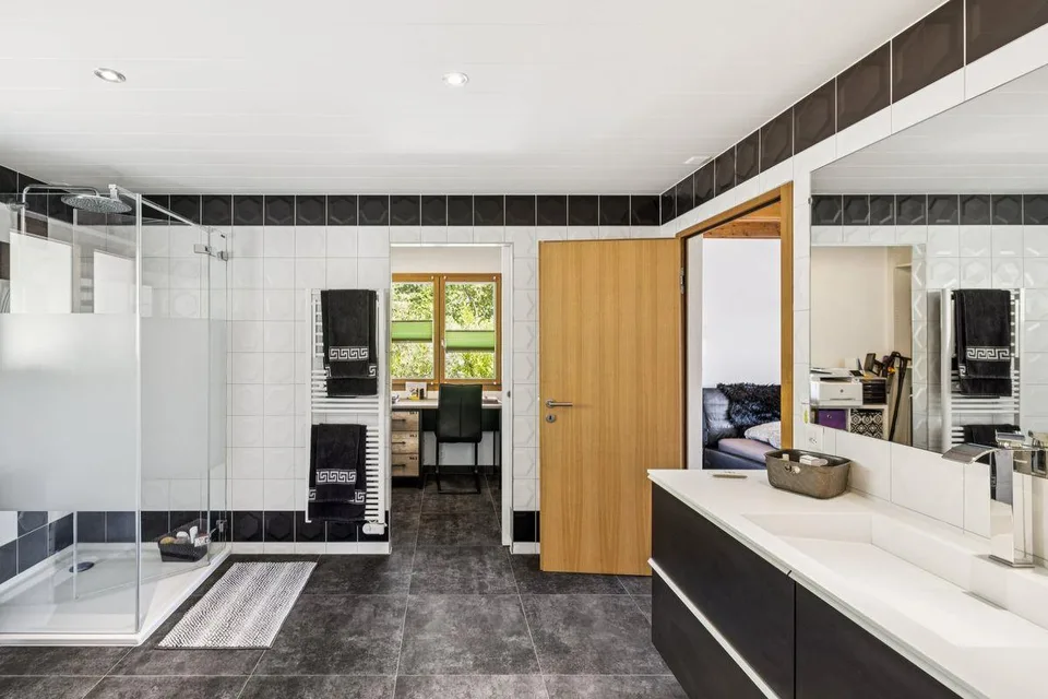 Große, helle Villa mit atemberaubendem Blick - inklusive unabhängiger 3,5-Zimmer-Wohnung.