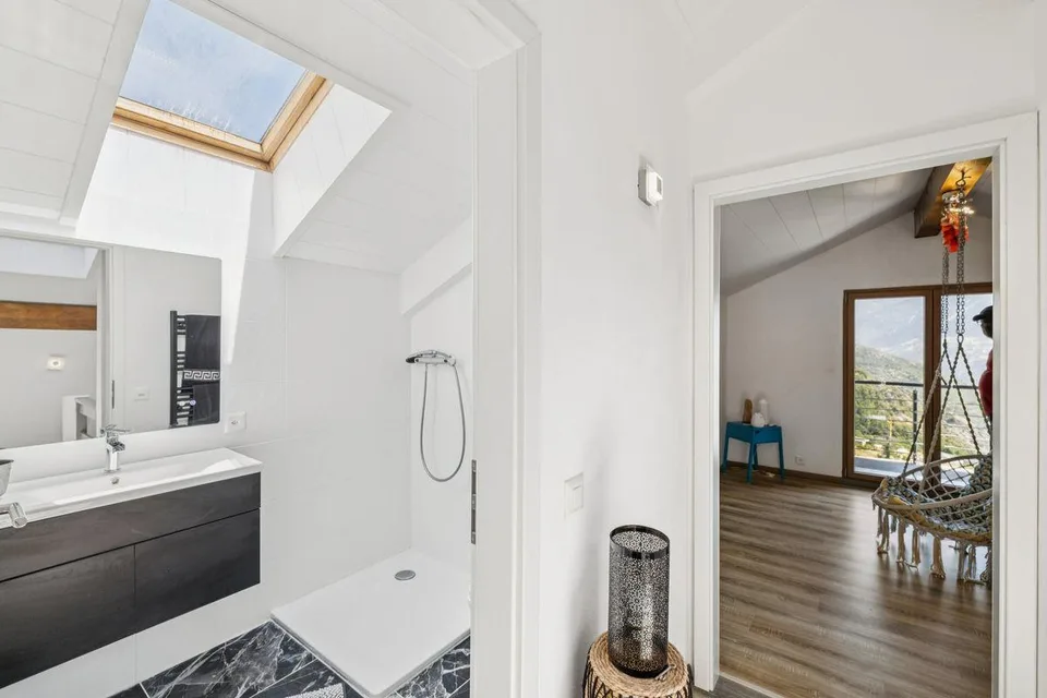 Große, helle Villa mit atemberaubendem Blick - inklusive einer unabhängigen 3,5-Zimmer-Wohnung. – Foto 9 von 12