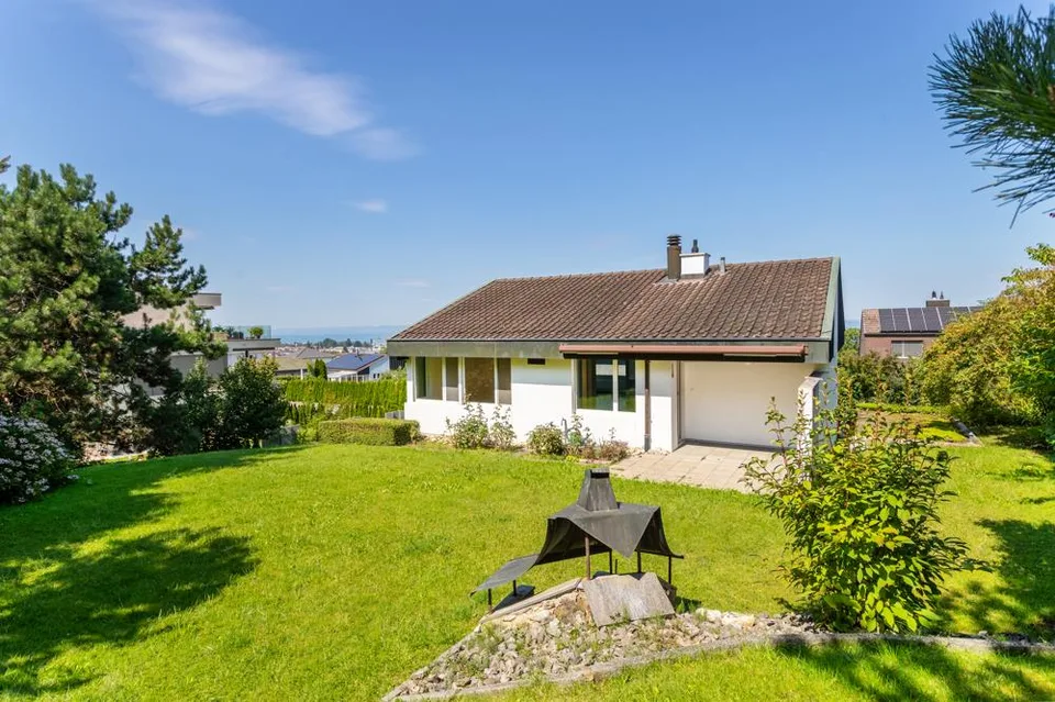 Lichtdurchflutetes Zuhause mit Gartenidylle und Bodenseesicht