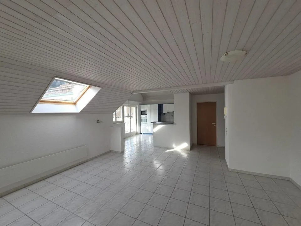 In vendita alla Haushaldenstrasse 2a a 8374 Dussnang; grande appartamento di 5½ locali in mansarda, in una posizione tranquilla e soleggiata / a soli 2 minuti a piedi dai trasporti pubblici!