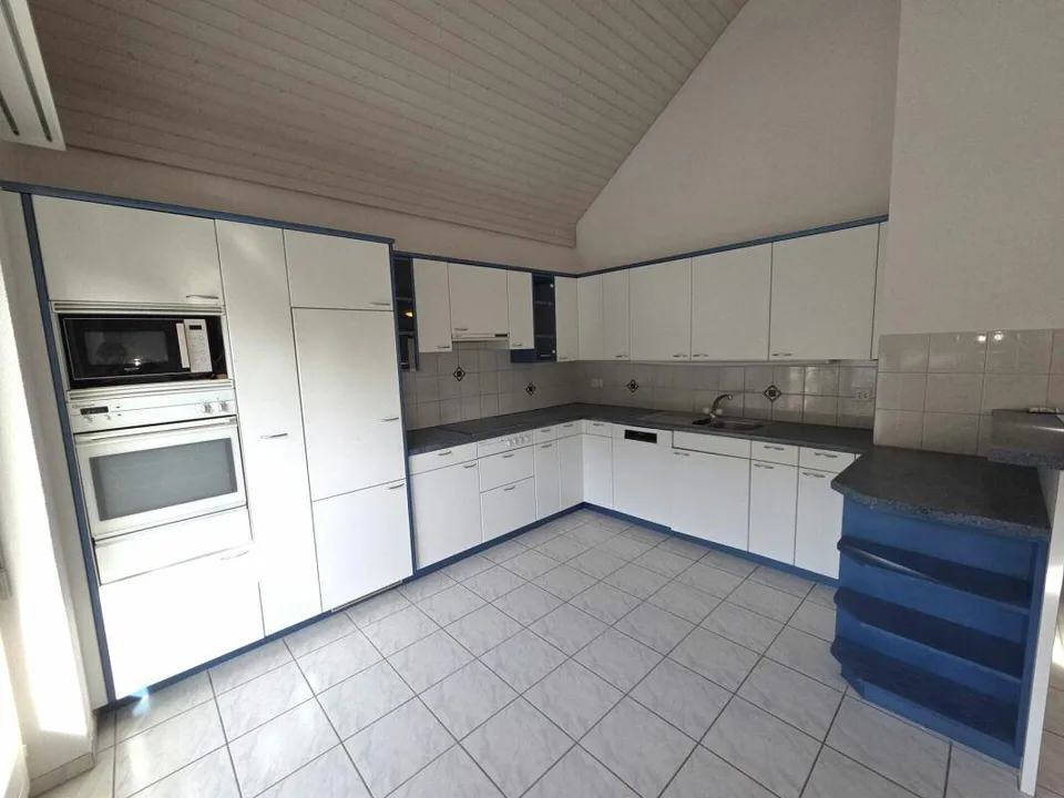 In vendita alla Haushaldenstrasse 2a a 8374 Dussnang; grande appartamento di 5½ locali in mansarda, in una posizione tranquilla e soleggiata / a soli 2 minuti a piedi dai trasporti pubblici!