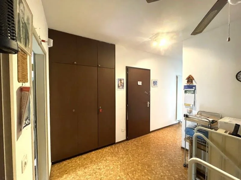 APPARTEMENT DUPLEX LUMINEUX DE 4.5 PIÈCES AVEC BALCONS ET VUE DÉGAGÉE SUR LES COLLINES ENVIRONNANTES. – photo 12 sur 13