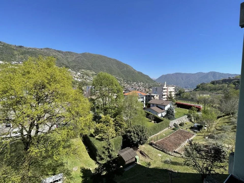LUMINOSO DUPLEX DI 4.5 LOCALI CON BALCONI E VISTA APERTA SULLE COLL...