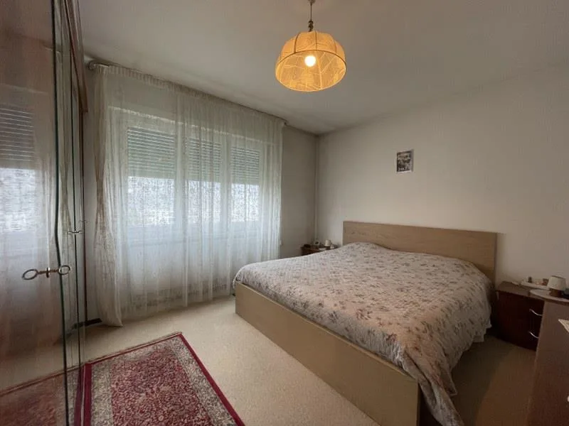 APPARTEMENT DUPLEX LUMINEUX DE 4.5 PIÈCES AVEC BALCONS ET VUE DÉGAGÉE SUR LES COLLINES ENVIRONNANTES. – photo 11 sur 13