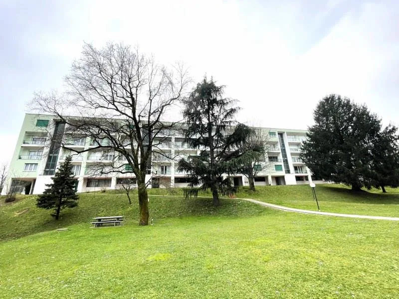 LUMINOSO DUPLEX DI 4.5 LOCALI CON BALCONI E VISTA APERTA SULLE COLL...