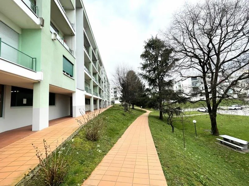 LUMINOSO DUPLEX DI 4.5 LOCALI CON BALCONI E VISTA APERTA SULLE COLL...