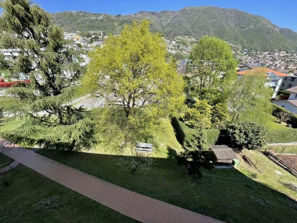APPARTEMENT DUPLEX LUMINEUX DE 4.5 PIÈCES AVEC BALCONS ET VUE DÉGAGÉE SUR LES COLLINES ENVIRONNANTES. – photo 6 sur 13