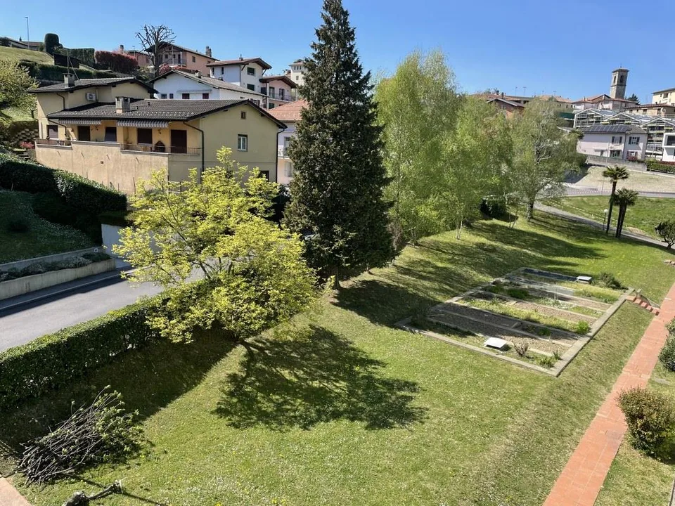 APPARTEMENT DUPLEX LUMINEUX DE 4.5 PIÈCES AVEC BALCONS ET VUE DÉGAGÉE SUR LES COLLINES ENVIRONNANTES. – photo 9 sur 13