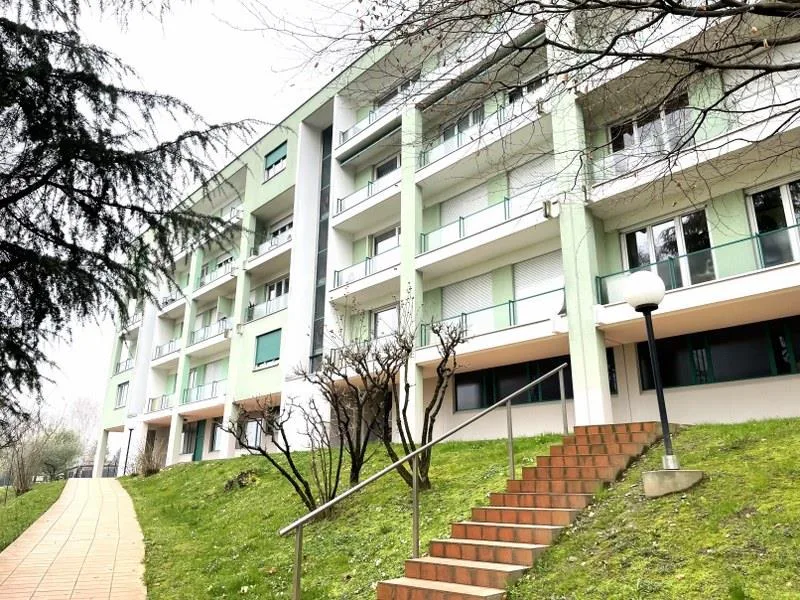 APPARTEMENT DUPLEX LUMINEUX DE 4.5 PIÈCES AVEC BALCONS ET VUE DÉGAGÉE SUR LES COLLINES ENVIRONNANTES. – photo 13 sur 13