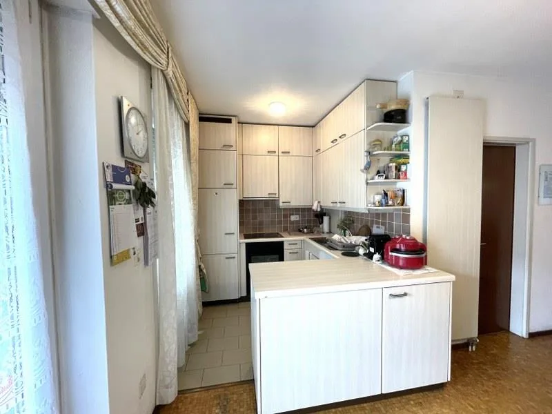 APPARTEMENT DUPLEX LUMINEUX DE 4.5 PIÈCES AVEC BALCONS ET VUE DÉGAGÉE SUR LES COLLINES ENVIRONNANTES. – photo 7 sur 13