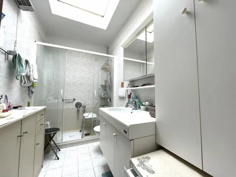 APPARTEMENT DUPLEX LUMINEUX DE 4.5 PIÈCES AVEC BALCONS ET VUE DÉGAGÉE SUR LES COLLINES ENVIRONNANTES. – photo 10 sur 13