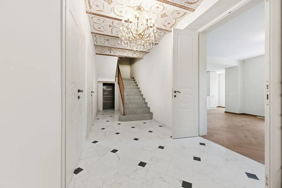 Luxuriöse Villa in einem Wohnviertel, nur wenige Schritte von der Stadt entfernt