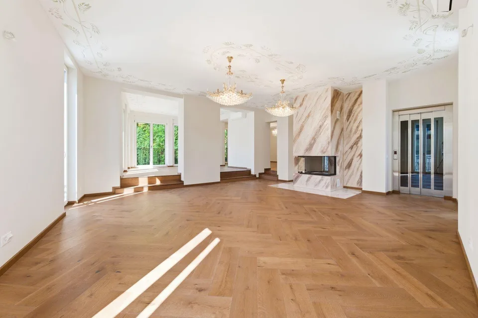 Luxuriöse Villa in einem Wohnviertel, nur wenige Schritte von der Stadt entfernt – Foto 7 von 16