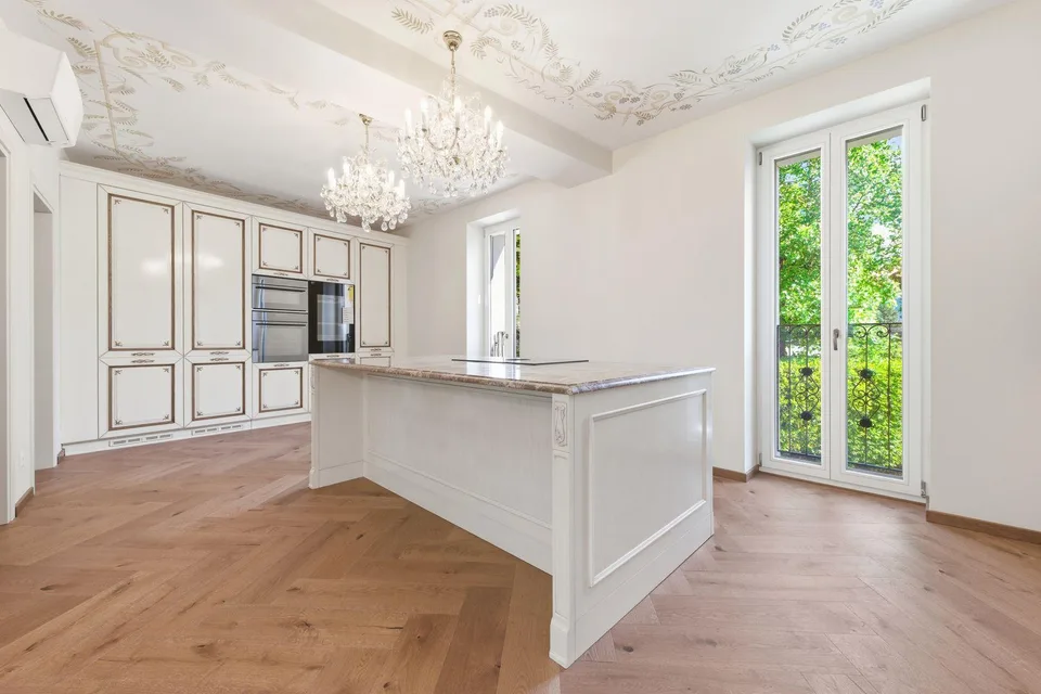 Luxuriöse Villa in einem Wohnviertel, nur wenige Schritte von der Stadt entfernt