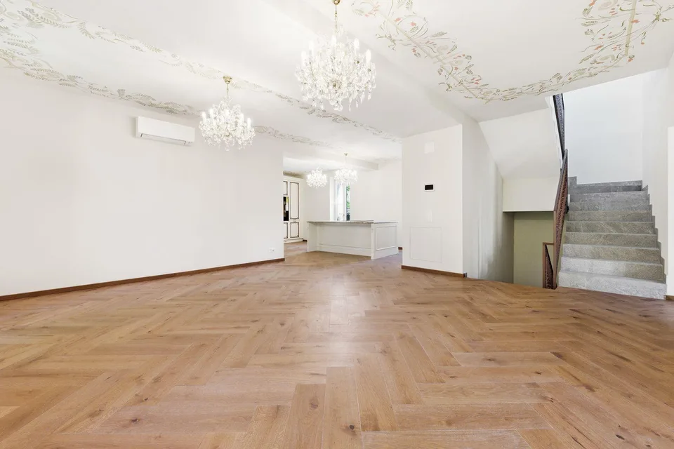 Luxuriöse Villa in einem Wohnviertel, nur wenige Schritte von der Stadt entfernt – Foto 9 von 16