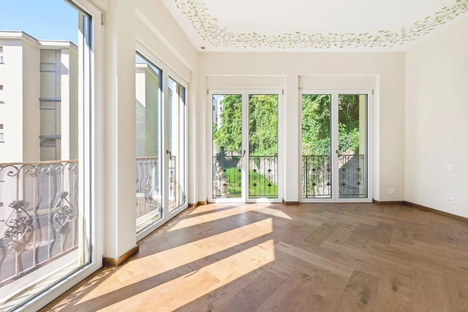 Luxuriöse Villa in einem Wohnviertel, nur wenige Schritte von der Stadt entfernt