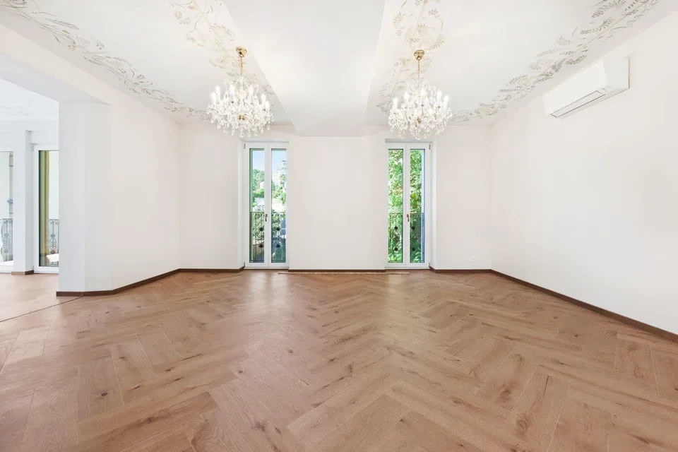 Luxuriöse Villa in einem Wohnviertel, nur wenige Schritte von der Stadt entfernt – Foto 8 von 16
