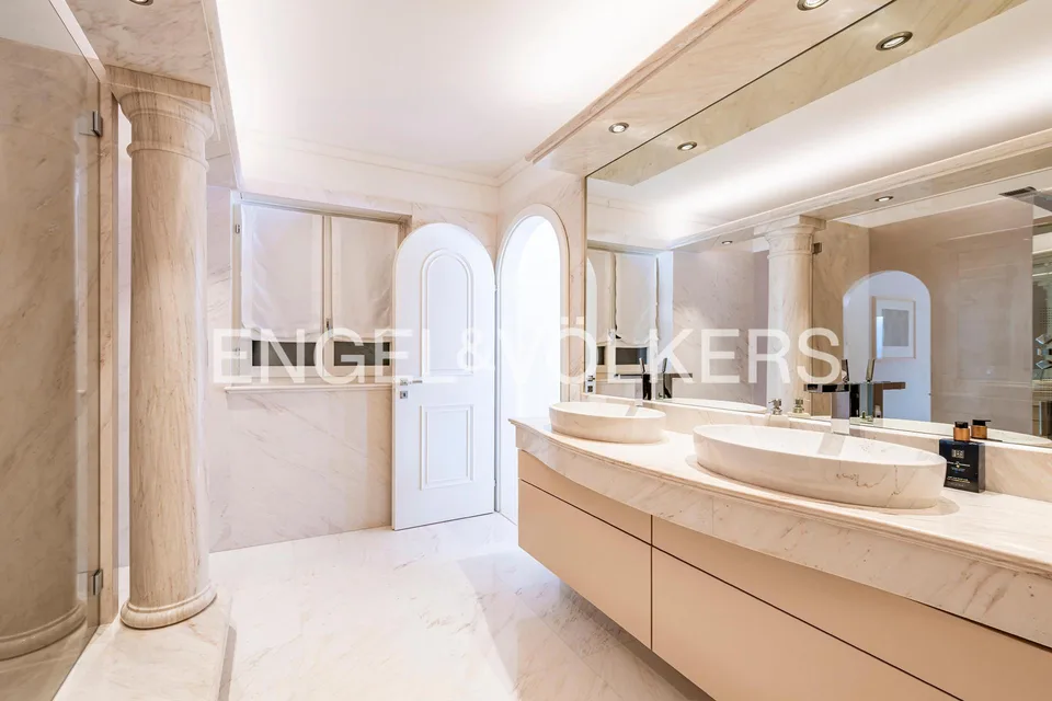 Villa exclusive, rénovée avec des matériaux de haute qualité, avec vue – photo 9 sur 13