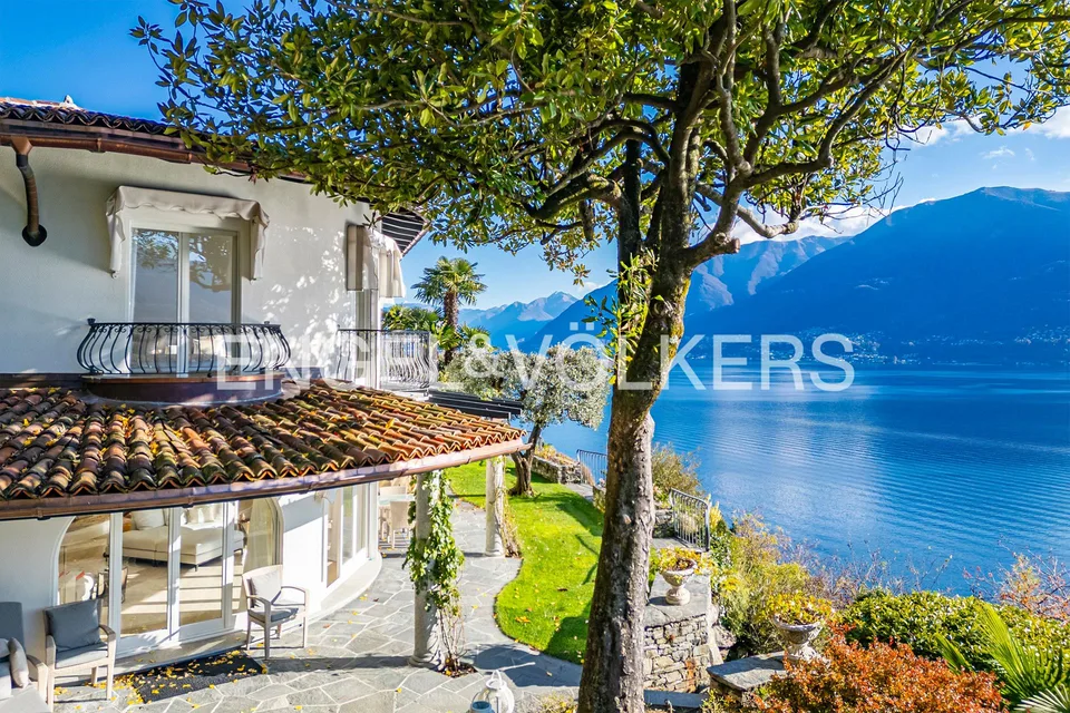 Villa esclusiva, ristrutturata con materiali di alta qualità, con vist