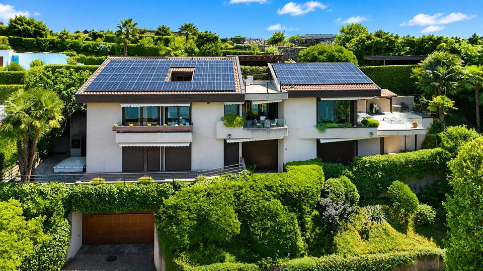 Prestigiosa Villa con Panoramica Vista Lago e Darsena Privata