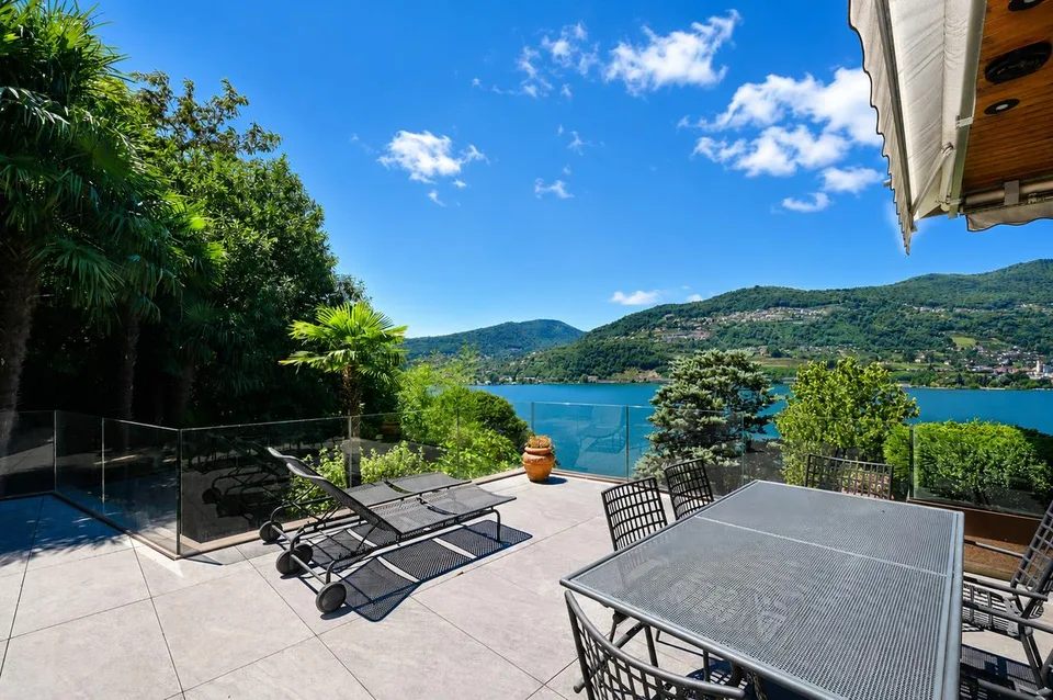 Prestigiosa Villa con Panoramica Vista Lago e Darsena Privata