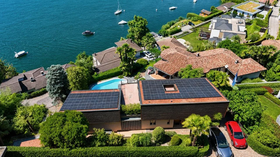 Prestigiosa Villa con Panoramica Vista Lago e Darsena Privata