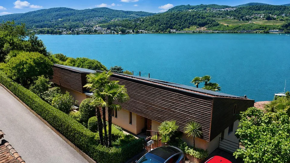 Prestigiosa Villa con Panoramica Vista Lago e Darsena Privata