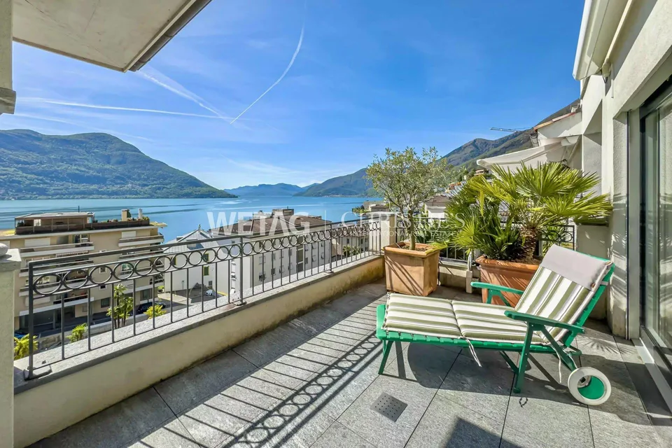 Brissago: Elegante Wohnung mit Terrasse & Seeblick in zentraler Lag...