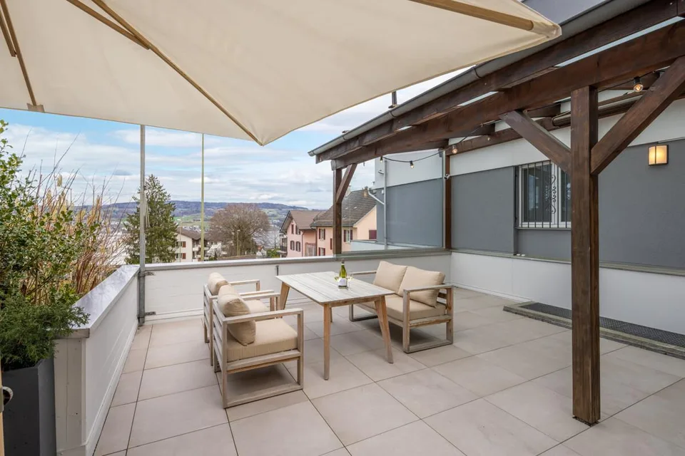 Horgen: Terrassenwohnung mit Studio und Sauna