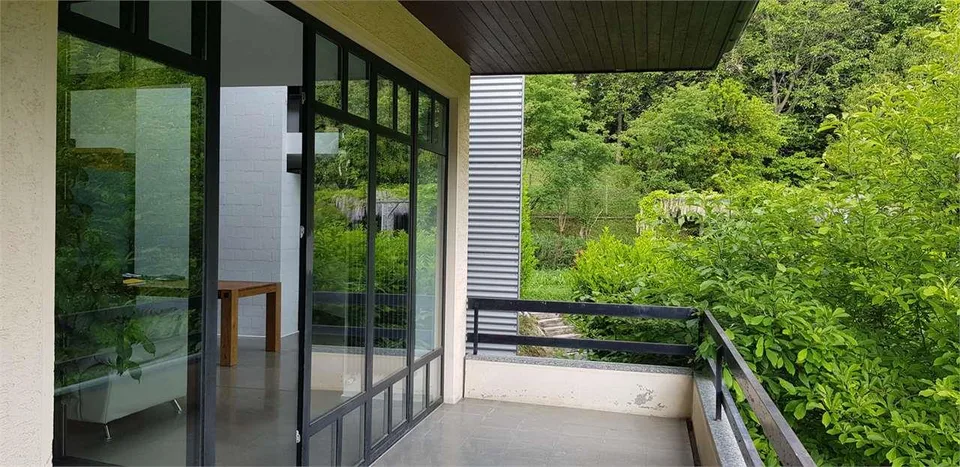 Villa panoramique exclusive immergée dans le verdure