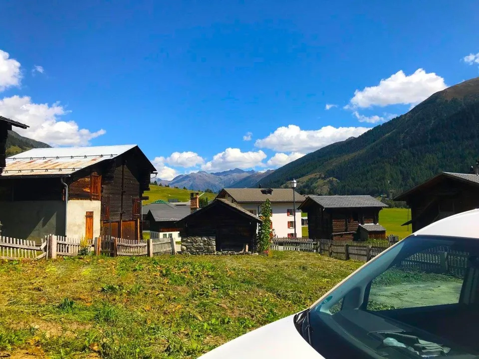 Fienile da ristrutturare in una posizione idilliaca a Goms