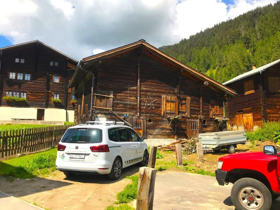 Fienile da ristrutturare in una posizione idilliaca a Goms – foto 8 di 11