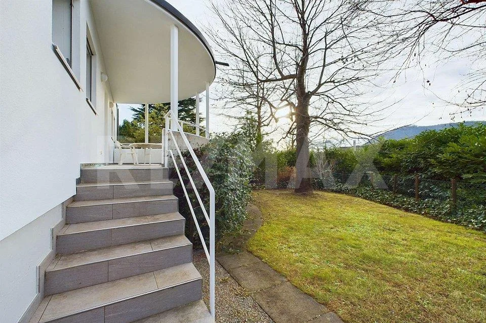 Casa con giardino in posizione residenziale esclusiva e riservata (Dino)