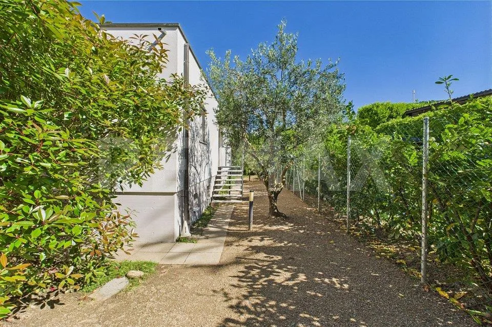 Casa con giardino in posizione residenziale esclusiva e riservata (Dino)