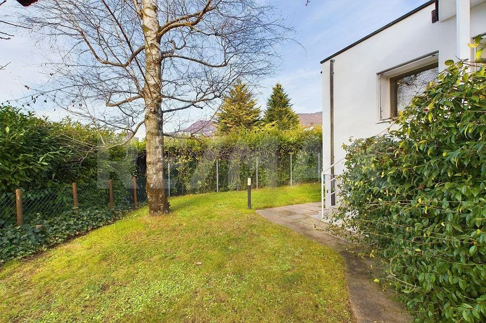 Casa con giardino in posizione residenziale esclusiva e riservata (...