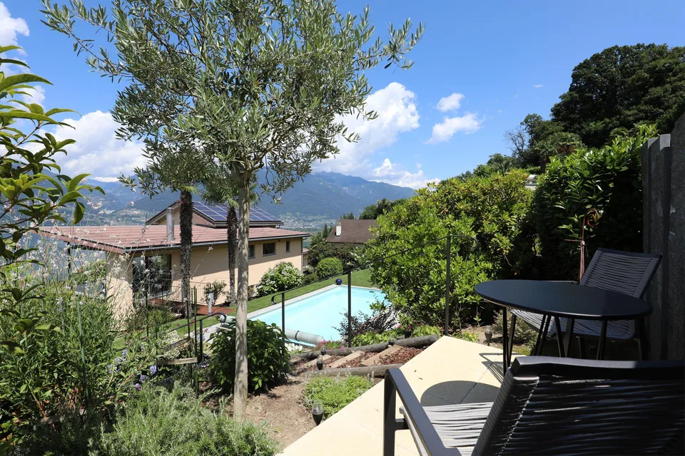 Einmalige Liegenschaft mit unverbaubarer Seesicht, drei Wohnungen, schöner Garten mit Pool – Foto 18 von 21