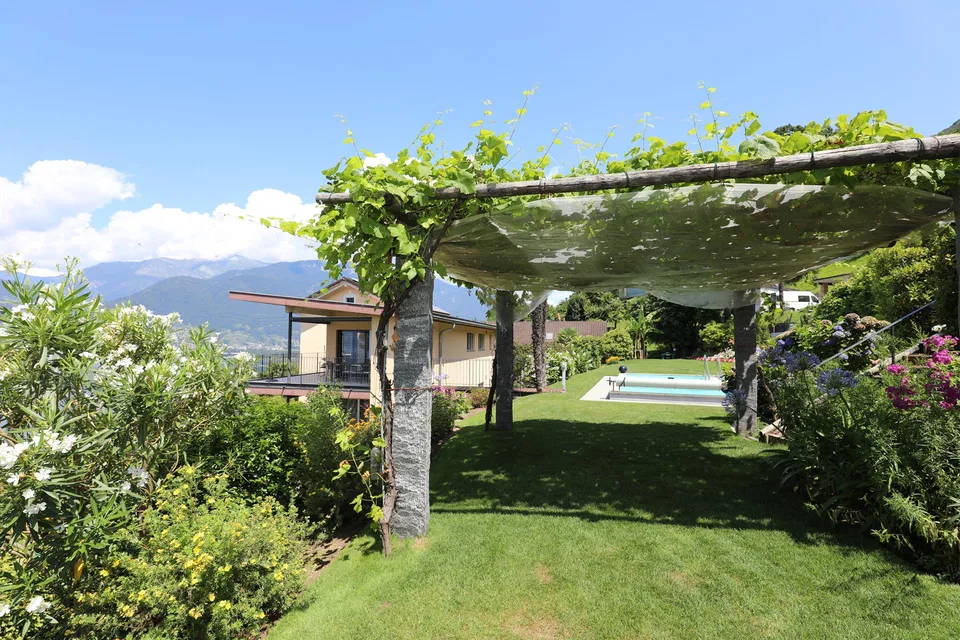 Einmalige Liegenschaft mit unverbaubarer Seesicht, drei Wohnungen, schöner Garten mit Pool – Foto 17 von 21