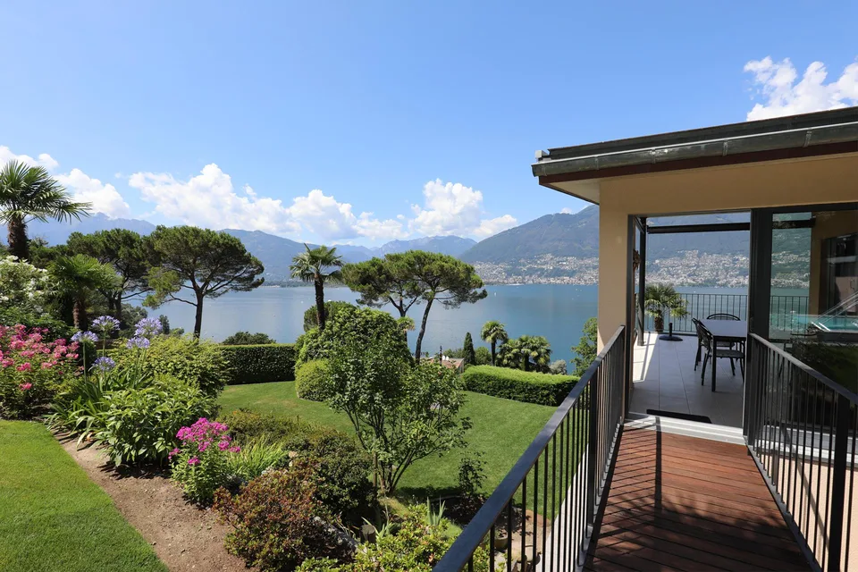 Einmalige Liegenschaft mit unverbaubarer Seesicht, drei Wohnungen, schöner Garten mit Pool – Foto 6 von 21