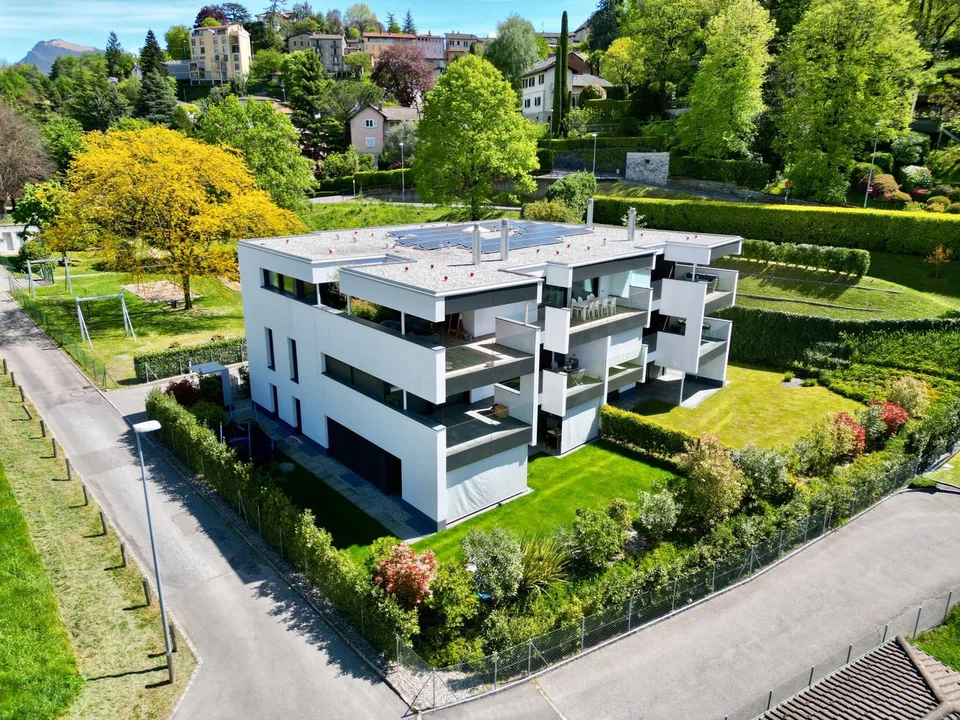 Moderno Attico: Terrazza Panoramica e Finiture di Pregio