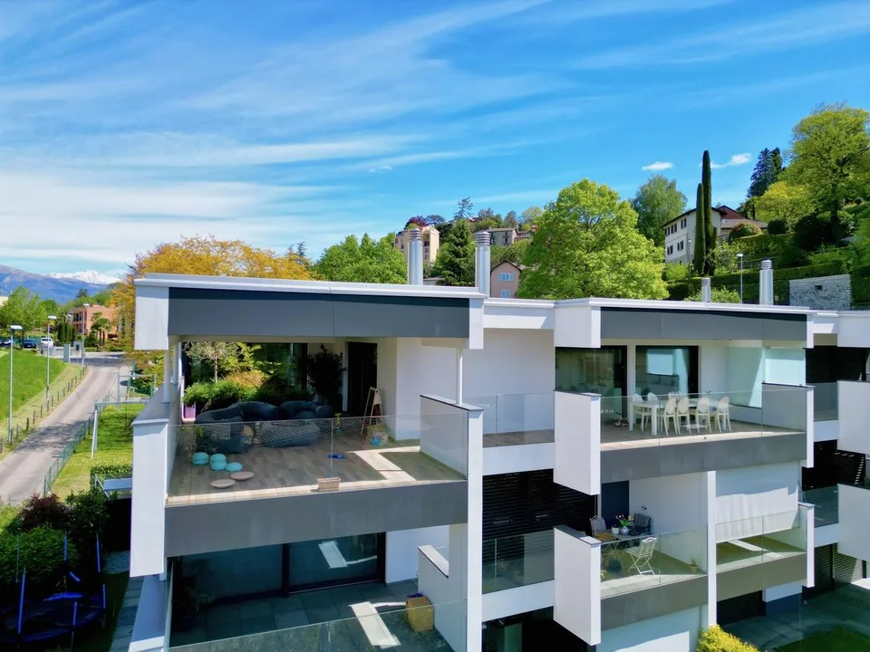 Moderno Attico: Terrazza Panoramica e Finiture di Pregio