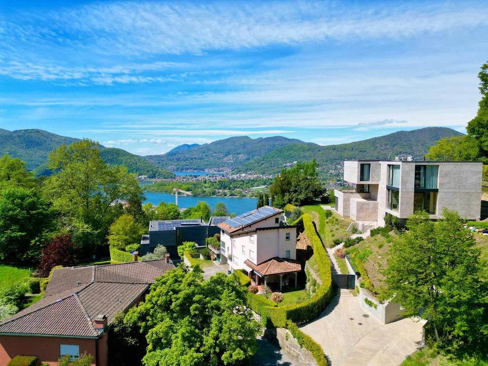 Moderno Attico: Terrazza Panoramica e Finiture di Pregio