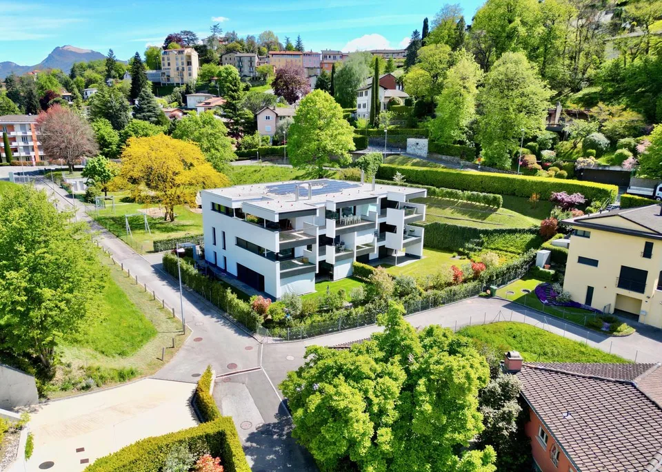 Moderno Attico: Terrazza Panoramica e Finiture di Pregio