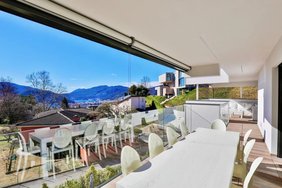 Moderno Attico: Terrazza Panoramica e Finiture di Pregio